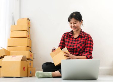 Asyalı kadın saat online, deliverly kavramı satış için ambalaj.