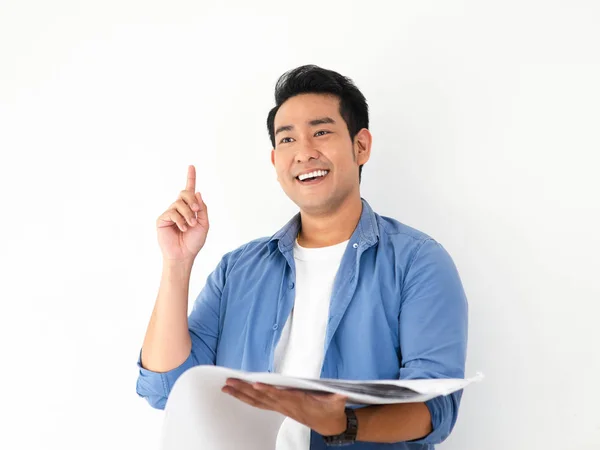 Šťastný asijský muž, který drží v rukou plán a ukazoval — Stock fotografie