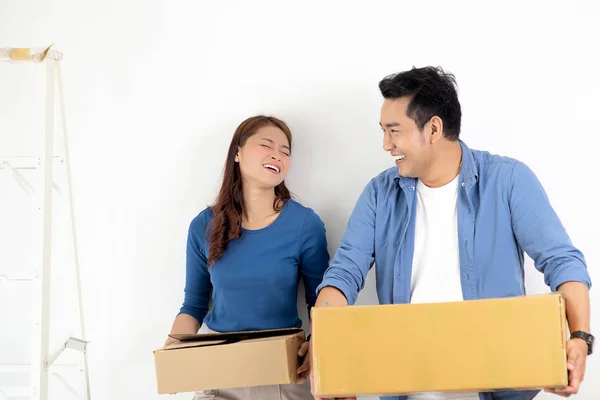 茶色の箱を持ち、新しい家に引っ越す幸せなアジアのカップル, — ストック写真