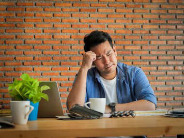 Ciddi Asya mimarisi veya mühendis ofiste çalışan 