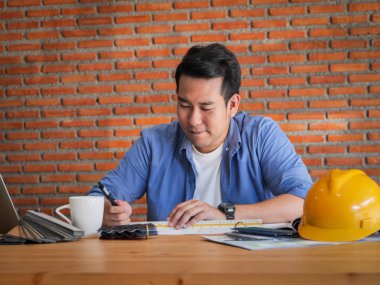 Asya mimarisi veya mühendis dizüstü bilgisayar ile ofiste çalışan, li