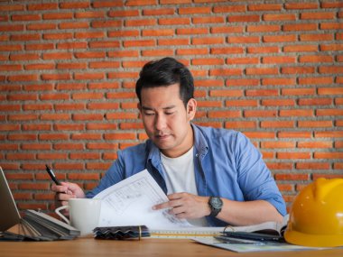 Asya mimarisi veya mühendis dizüstü bilgisayar ile ofiste çalışan, li