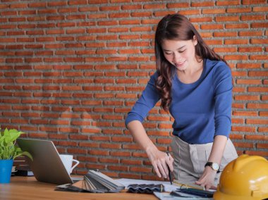 Asya mimarisi dizüstü bilgisayar, yaşam tarzı conc ile ofiste çalışan