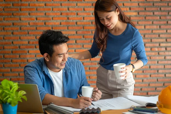 Asiatische Architektur oder Ingenieur im Gespräch mit seinem Partner in der — Stockfoto