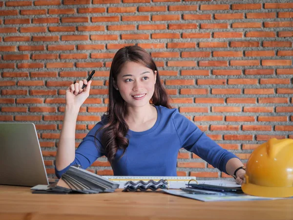 Asiatische Architektur arbeitet im Büro mit Laptop, Lifestyle- — Stockfoto