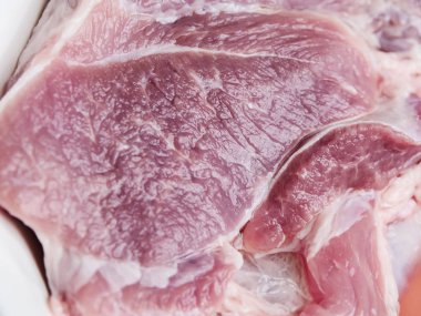 Masada kasede domuz eti kesme.