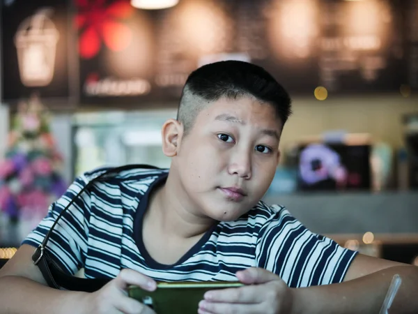 Menino asiático usando smartphone no café, conceito de estilo de vida . — Fotografia de Stock