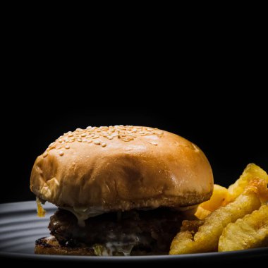 Siyah arka planda hamburger.