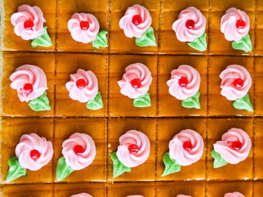 Masada ev yapımı turuncu tereyağı krem kek.