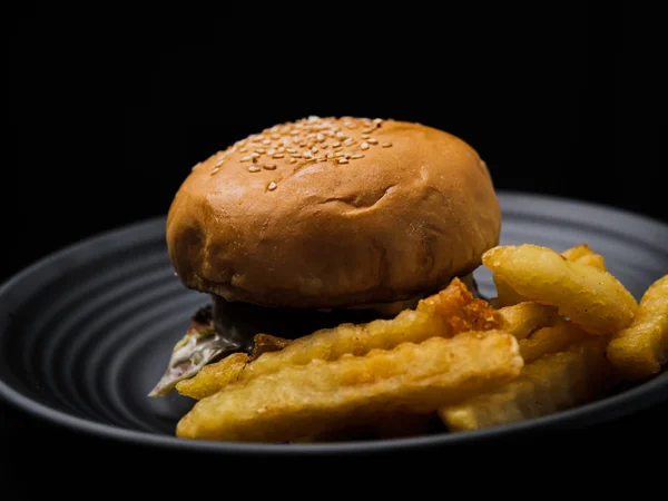 Hamburguesa en fondo negro . — Foto de Stock