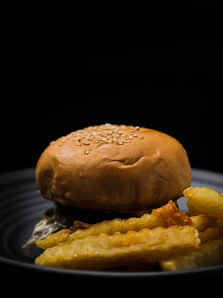 Hamburguesa en fondo negro . — Foto de Stock