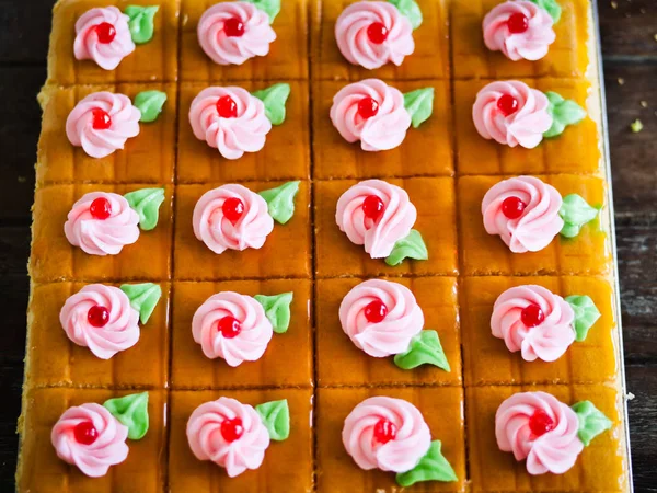 Gâteau à la crème au beurre d'orange maison sur la table . — Photo