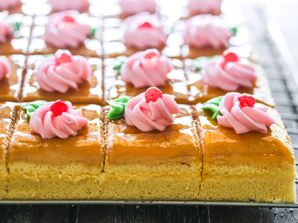 Hausgemachter Orangenbutter-Sahnetorte auf dem Tisch. — Stockfoto