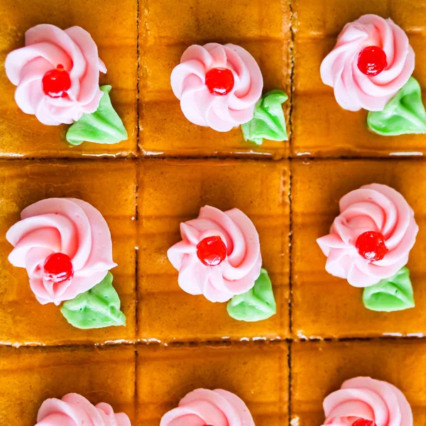 Hausgemachter Orangenbutter-Sahnetorte auf dem Tisch. — Stockfoto