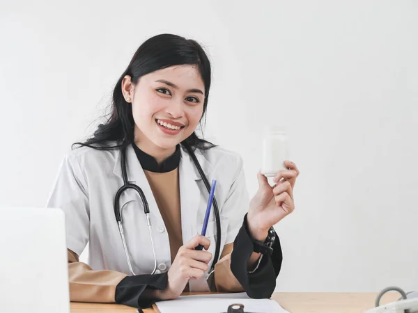 Physician medicine doctor or pharmacist sitting at worktable, ho — Stock Photo, Image