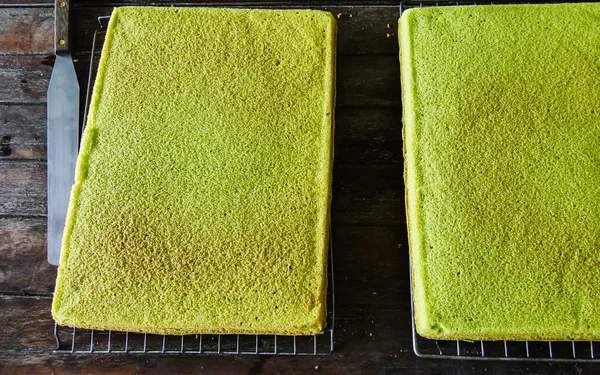 Pastel de esponja verde al horno en mesa de madera . —  Fotos de Stock