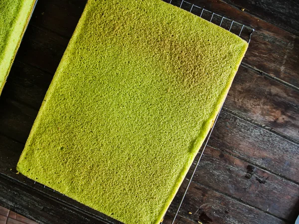 Ahşap masada pişmiş yeşil sünger kek. — Stok fotoğraf