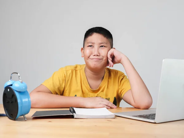 Ázsiai preteen fiú csinál házi feladatot a laptop kék riasztás CLO — Stock Fotó