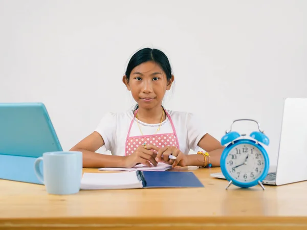 Glad asiatisk tjej använder laptop hemma, teknik koncept. — Stockfoto