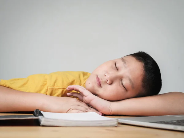 Durmiendo asiática preadolescente chico whild haciendo tarea en casa, lifesty —  Fotos de Stock