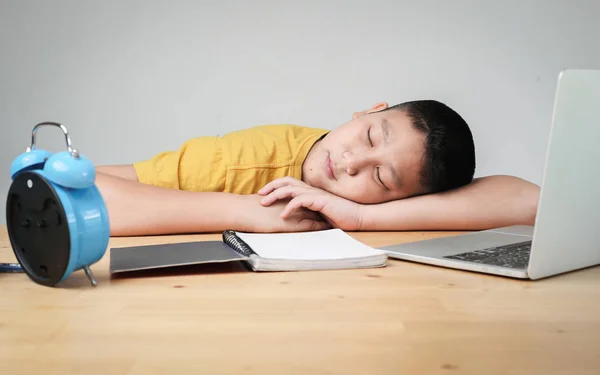 Κοιμώμενος/η ασιάτισσα Προέφηβος/η αγόρι που κάνει την εργασία στο σπίτι, — Φωτογραφία Αρχείου