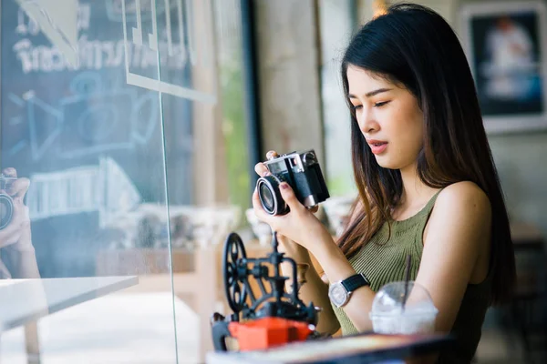 Felice donna asiatica in possesso di fotocamera vintage in caffè, stile di vita conc — Foto Stock