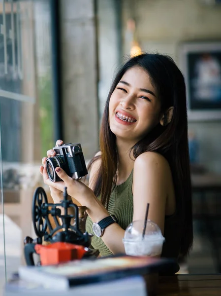 Gelukkig Aziatische vrouw met vintage camera in café, levensstijl conc — Stockfoto