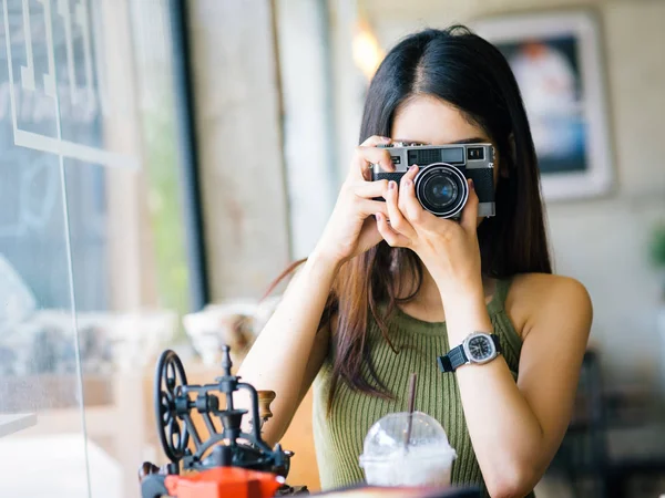 Feliz asiática mujer holding vintage cámara en café, estilo de vida conc —  Fotos de Stock