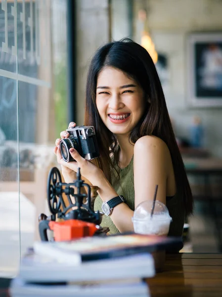 Feliz asiática mujer holding vintage cámara en café, estilo de vida conc —  Fotos de Stock