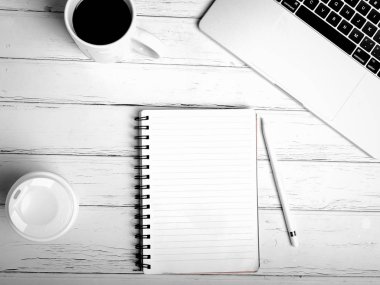 Bilgisayarlı ofis masası, erzak, bir fincan kahve. Beyaz 