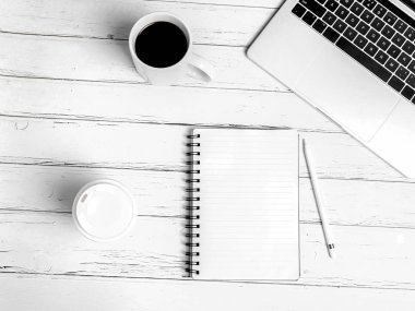 Bilgisayarlı ofis masası, erzak, bir fincan kahve. Beyaz 