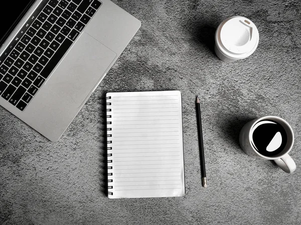 Laptop, suprimentos, xícara de café. fundo textura cinza. Café — Fotografia de Stock