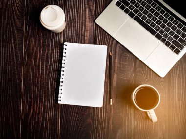 Bilgisayarlı ofis masası, erzak, bir fincan kahve. Ahşap