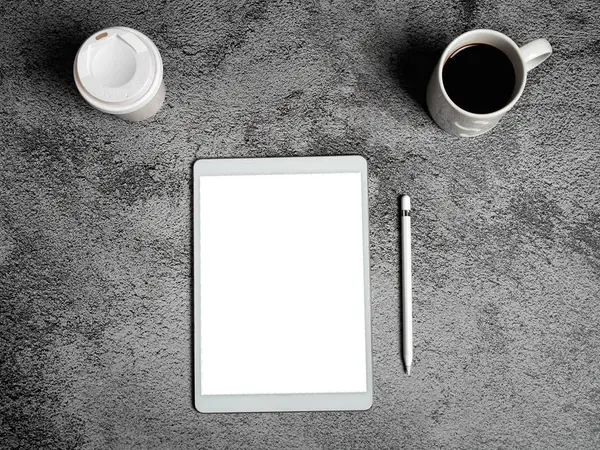 Taza de tableta, lápiz y café sobre fondo de textura de cemento gris . —  Fotos de Stock