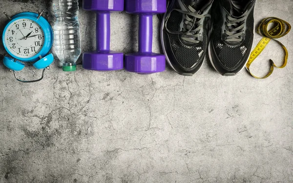 Sapatos desportivos, despertador azul, garrafa de água e centímetro em — Fotografia de Stock