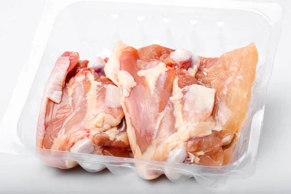 スーパーマーケットからプラスチックパックの鶏もも肉、調理する準備ができて. — ストック写真