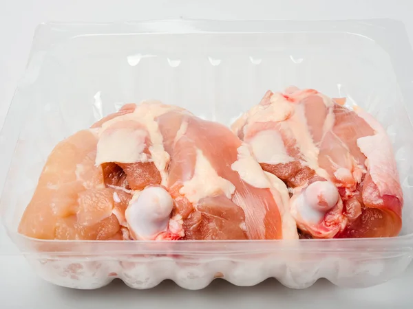 スーパーマーケットからプラスチックパックの鶏もも肉、調理する準備ができて. — ストック写真