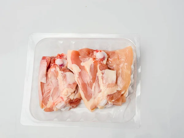 スーパーマーケットからプラスチックパックの鶏もも肉、調理する準備ができて. — ストック写真