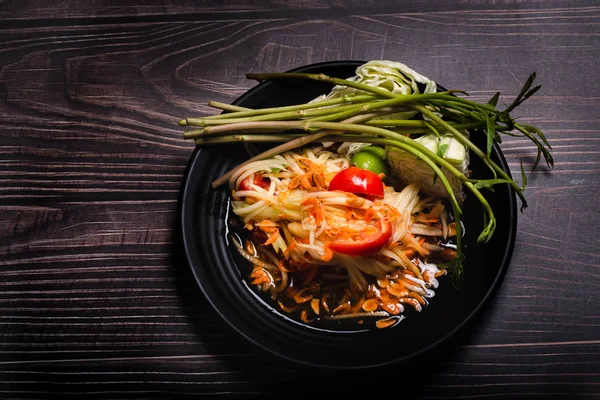 Papaya Sallad Svart Skylt Med Trä Bordsbakgrund — Stockfoto