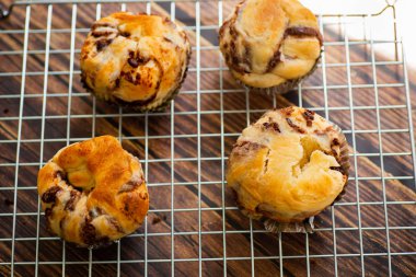 Ahşap masada ev yapımı kırmızı fasulye ekmekleri