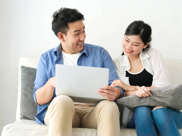 Feliz casal asiático usando laptop em casa, conceito de estilo de vida . — Fotografia de Stock