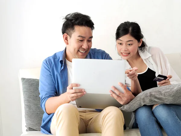 Casal Asiático Feliz Compras Line Com Segurando Cartão Crédito Laptop — Fotografia de Stock