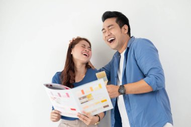 Mutlu Asyalı çift yeni ev için renk paleti seçerek, 