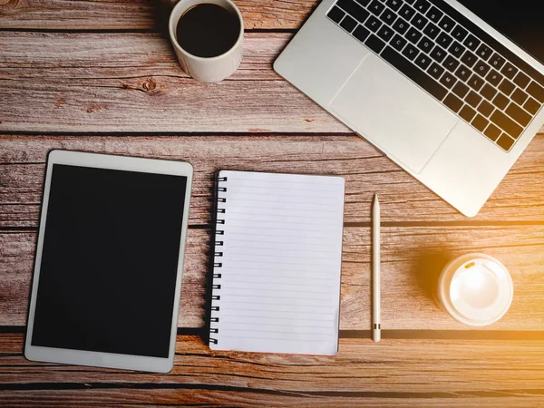 Schreibtisch mit Computer, Zubehör, Tasse Kaffee. Holz — Stockfoto