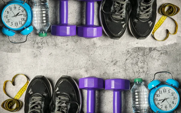 Sapatos desportivos, despertador azul, garrafa de água e centímetro em — Fotografia de Stock