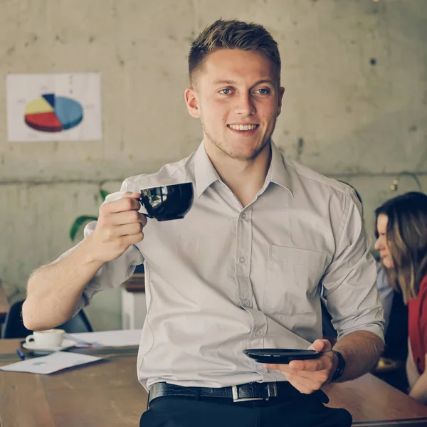 Succesvolle Jonge Zakenman Voorsprong Opwaarts Drinken Koffie Lachend Werkplek — Stockfoto