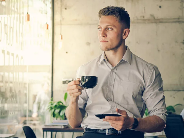 Giovane Uomo Affari Successo Start Bere Caffè Sorridere Sul Posto — Foto Stock