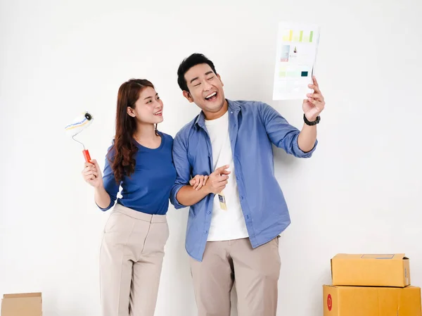 Casal asiático escolhendo paleta de cores para sua nova casa, lifest — Fotografia de Stock