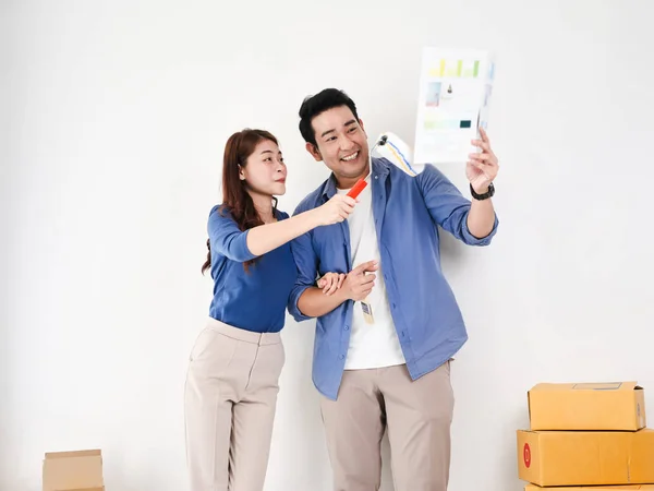 Asiatisches Paar wählt Farbpalette für sein neues Haus — Stockfoto