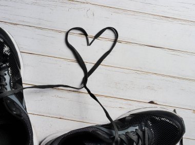 Aşk işareti, Seçici odak w siyah spor ayakkabı bağcıkları kadar yakın